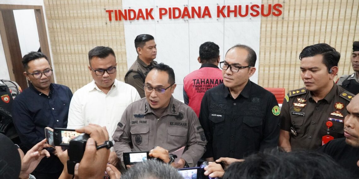 Setelah Diringkus dari Buron, Tim Penyidik Pidsus Kejati Kepri Tahan Dirut PT BFG Tersangka Korupsi Jembatan Tanah Merah Bintan.