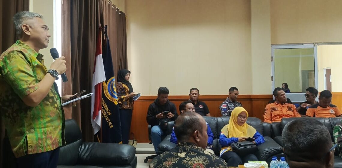 Kepala Bandara Letung Denny Armanto, saat memaparkan perkembangan pelayanan kepada penumpang dan fasilitas