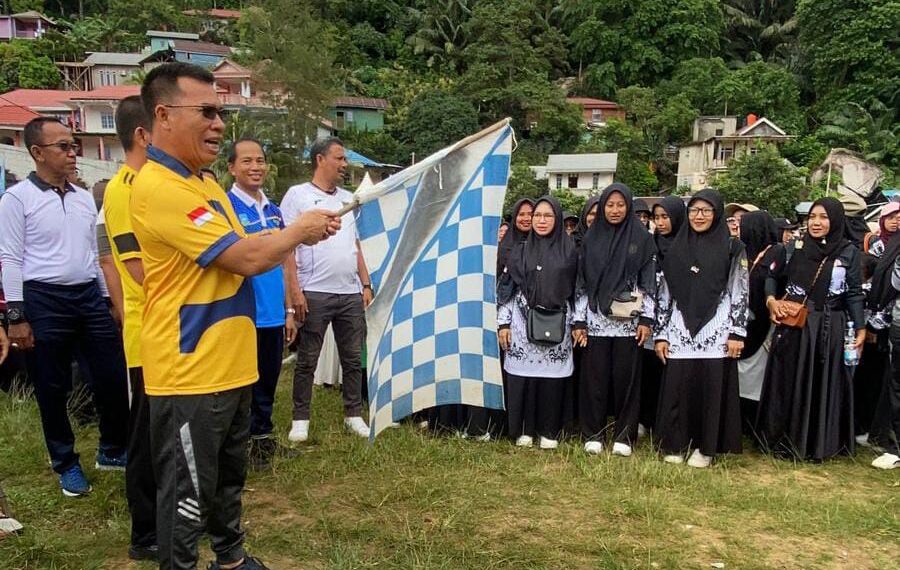 Bupati Anambas Aneng didampingi oleh Wakil Bupati Anambas Raja Bayu saat melepaskan Peserta Jalan Santai di HuT PGRI ke 80 di Lapangan Sulaiman Abdullah Tarampa