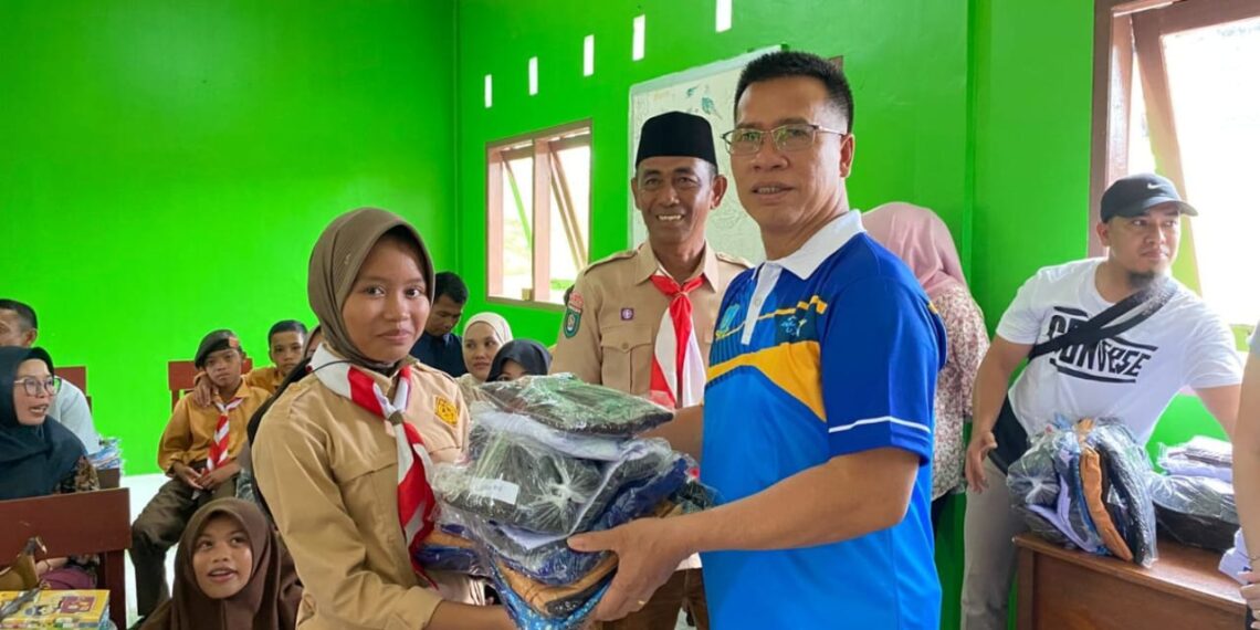 Bupati Anambas Aneng saat penyerahan bantuan seragam sekolah dan alat tulis buku dan lainnya kepada siswa MTS Al Ma'arif Jemaja