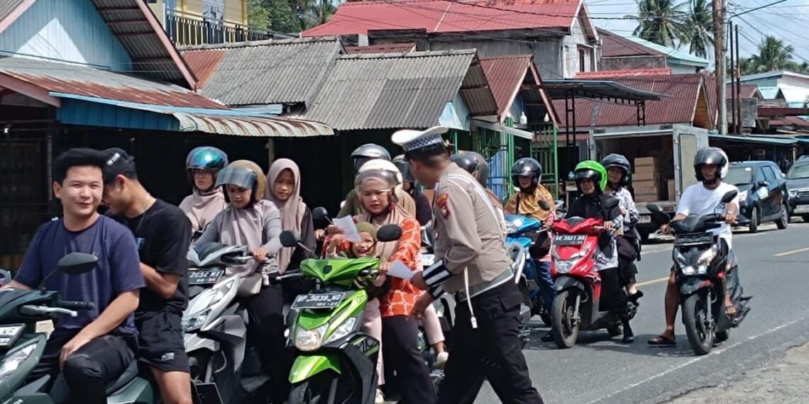 Satlantas Polres Natuna Bagikan Helm dan Brosur Keselamatan pada Ops Zebra Seligi 2025
