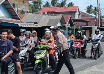 Satlantas Polres Natuna Bagikan Helm dan Brosur Keselamatan pada Ops Zebra Seligi 2025