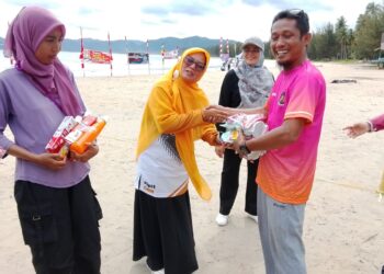 Pipit Triani guru SDN 009 Landak Saat Menerima Hadia Lomba