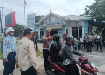 Kolaborasi, Santas Polres Natuna Bagikan Helm dan Brosur Keselamatan, Gandeng TNI–Polri, Jasa Raharja dan UPTD PPD dalam Ops Zebra Seligi 2025