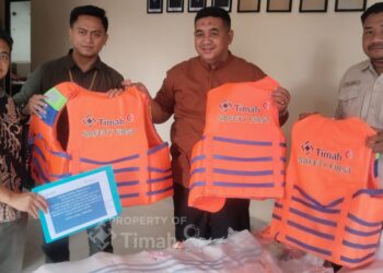 Dukung Keselamatan Nelayan, PT TIMAH Tbk Salurkan Puluhan Life Jacket di Karimun