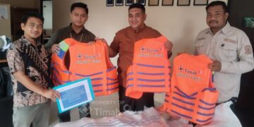 Dukung Keselamatan Nelayan, PT TIMAH Tbk Salurkan Puluhan Life Jacket di Karimun