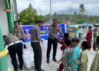 Satlantas Natuna Gelar Jumat Berkah di Masjid Maulana