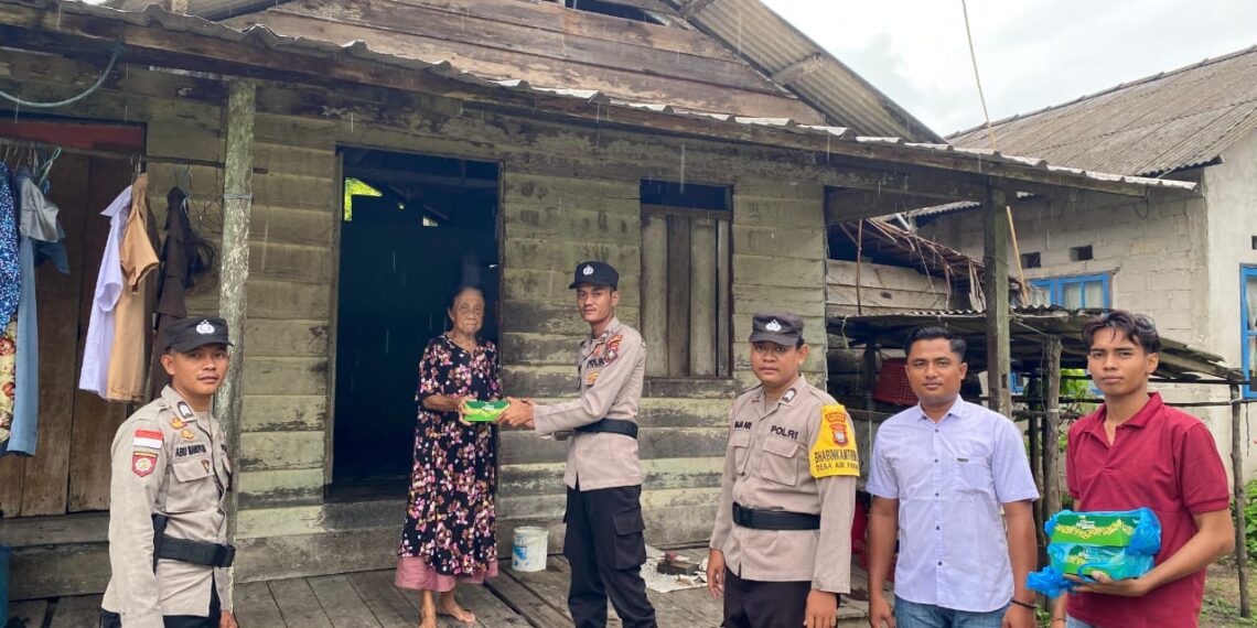 Polsek Pulau Laut Gelar Jumat Berkah, Salurkan Paket Makanan ke Warga
