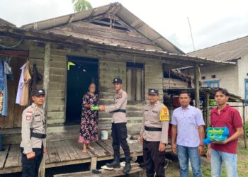 Polsek Pulau Laut Gelar Jumat Berkah, Salurkan Paket Makanan ke Warga