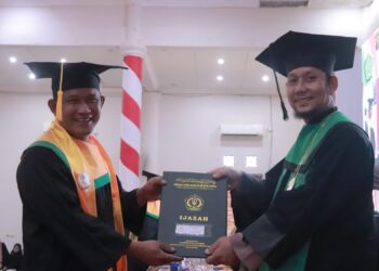 Ketua Program Studi Ekonomi Islam STAI Natuna, Said Muhammad Rahimin, S.Ag., MM saat menyerahkan Ijazah kepada Imam Nurachman, SE salah satu mahasiswa Ekonomi Islam STAI Natuna yang berhasil meraih gelar sarjana Strata-1 pada sidang senat terbuka 2025