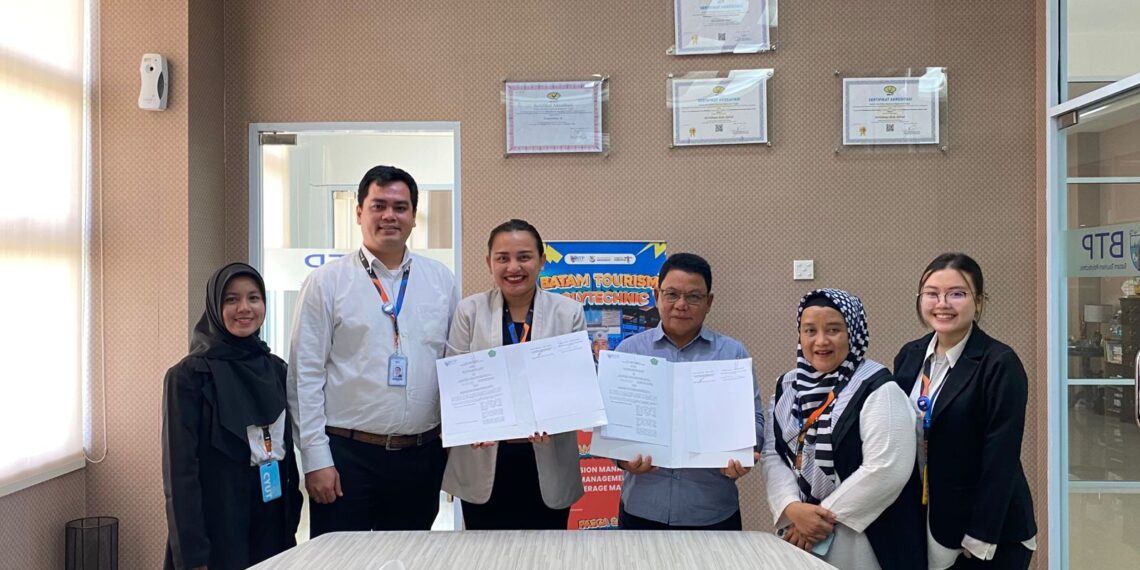 Ketua STAI Natuna, Dr. H. Umar Natuna, S.Ag., M.Pd.I saat melakukan penyerahan berita acara MoU bersama Direktur Politeknik Pariwisata Batam, Siska Amelia Maldin, S.Pd., M.Pd.