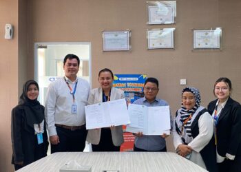 Ketua STAI Natuna, Dr. H. Umar Natuna, S.Ag., M.Pd.I saat melakukan penyerahan berita acara MoU bersama Direktur Politeknik Pariwisata Batam, Siska Amelia Maldin, S.Pd., M.Pd.