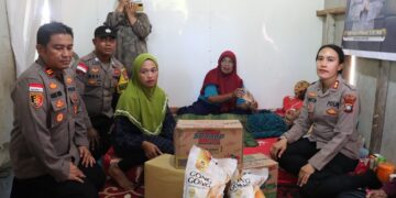 Polwan Polres Bintan Gelar Jumat Berkah, Beri Dukungan untuk Lansia Penderita Stroke di Kawal