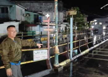 Bupati Aneng saat meninjau jalan. Pattimura air laut mulai naik di permukaan jalan