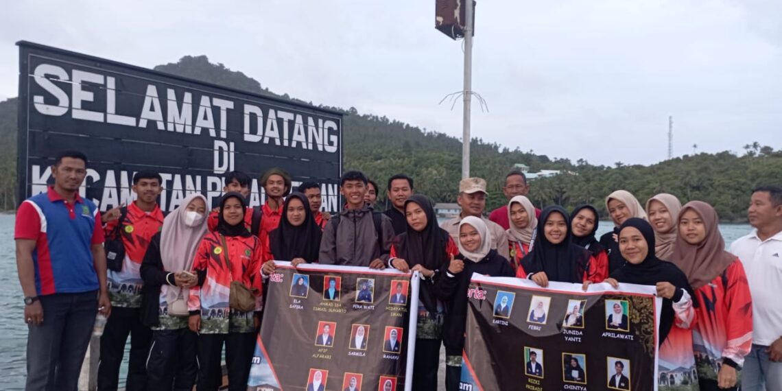 Penyerahan mahasiswa Kuliah Kerja Nyata (KKN) Sekolah Tinggi Agama Islam (STAI) Natuna di Kecamatan Pulau Seluan, Kabupaten Natun