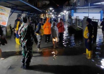 Tim Pos Siap Siaga kelurahan Tarempa saat lakukan menelusuri lokasi rawan terendam air laut pasang tinggi