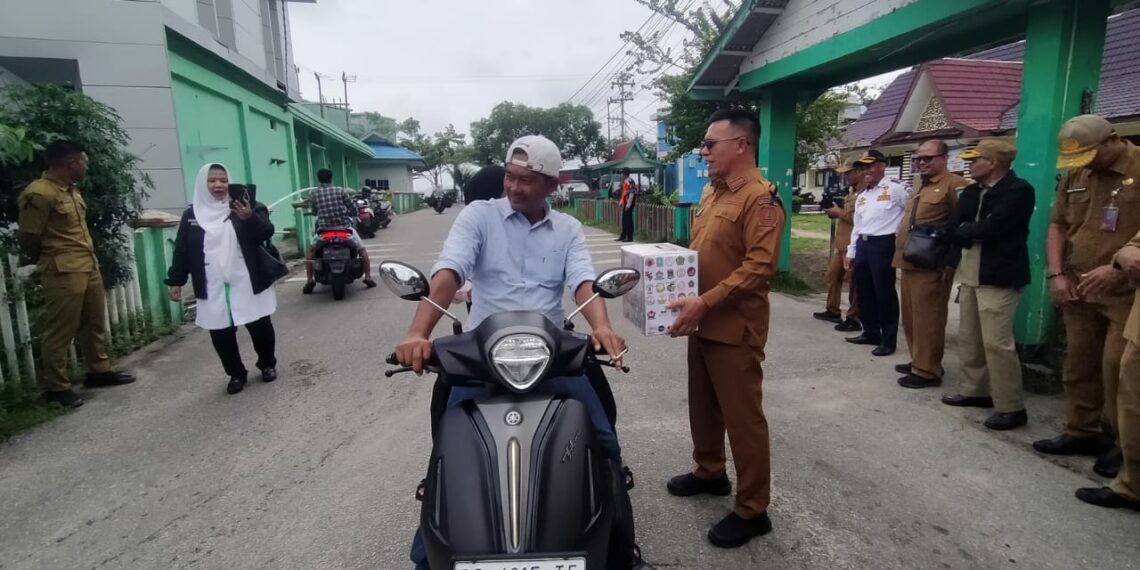Bupati Anambas Aneng didampingi Wakil Bupati Anambas Raja Bayu saat turun ke jalan dalam aksi Penggalangan Dana Korban Banjir dan Tanah Longsor di Aceh, Sumatra Utara, Sumatera Barat