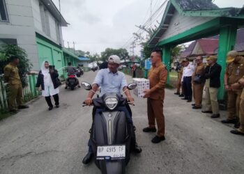 Bupati Anambas Aneng didampingi Wakil Bupati Anambas Raja Bayu saat turun ke jalan dalam aksi Penggalangan Dana Korban Banjir dan Tanah Longsor di Aceh, Sumatra Utara, Sumatera Barat