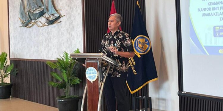 Kepala Bandara Letung Denny Armanto saat berikan sambutan