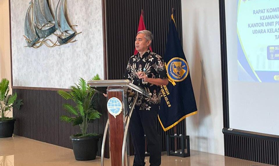 Kepala Bandara Letung Denny Armanto saat berikan sambutan