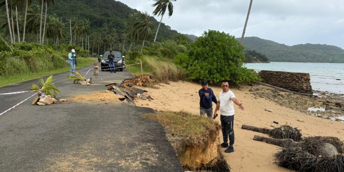 Bupati Aneng Tinjau Kerusakan Jalan Akibat Abrasi dan Gelombang Tinggi Dusun Pasir Panjang Anambas