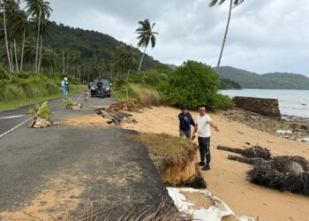 Bupati Aneng Tinjau Kerusakan Jalan Akibat Abrasi dan Gelombang Tinggi Dusun Pasir Panjang Anambas