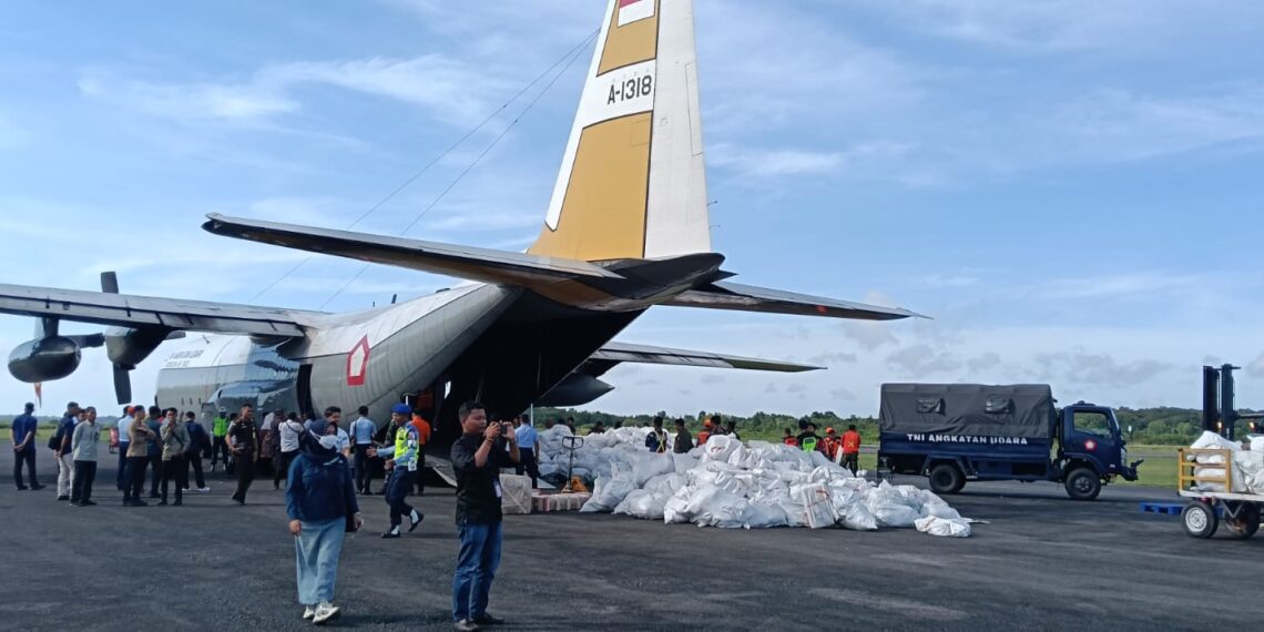 Danlanud RSA Fasilitasi Pengiriman 5,5 Ton Bantuan Bencana Sumatra, Bupati Natuna Sampaikan Terima Kasih kepada Masyarakat