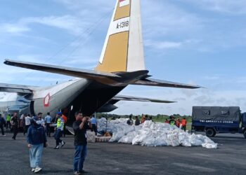 Danlanud RSA Fasilitasi Pengiriman 5,5 Ton Bantuan Bencana Sumatra, Bupati Natuna Sampaikan Terima Kasih kepada Masyarakat