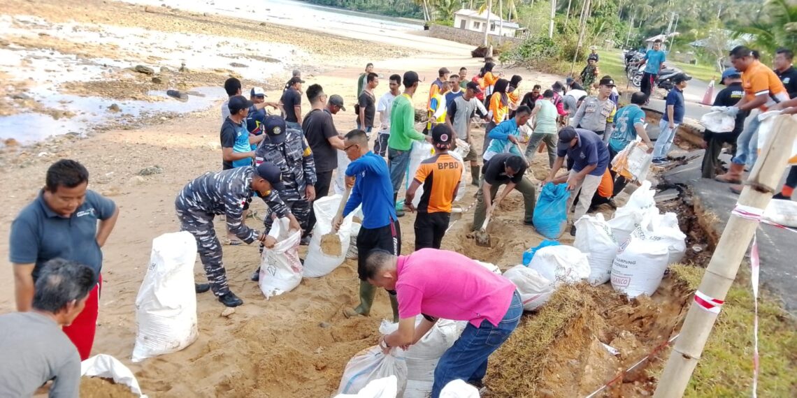Pemerintah dan Warga Jemaja–Jemaja Barat Gotong Royong Perbaiki Jalan Abrasi di Desa Landak