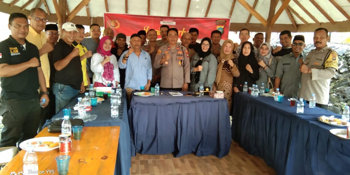 Warga Tanjungpinang Sampaikan Aspirasi dan Keluhan di Jumat Curhat Kapolsek