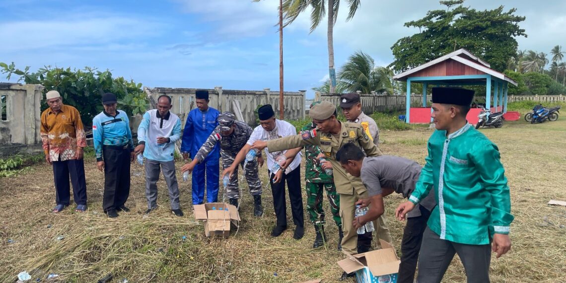 Camat Pulau Laut Musnahkan 50 Botol Arak Hasil Razia