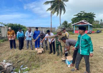 Camat Pulau Laut Musnahkan 50 Botol Arak Hasil Razia