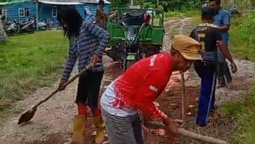 Warga RT 10 Air Payang Gotong Royong Perbaiki Jalan Akses ke Pelabuhan Perintis