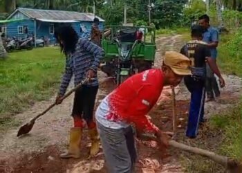Warga RT 10 Air Payang Gotong Royong Perbaiki Jalan Akses ke Pelabuhan Perintis