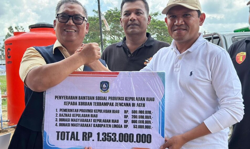 Wagub Kepri Nyanyang Serahkan langsung Bantuan senilai Rp1,353 Milyar Untuk Aceh