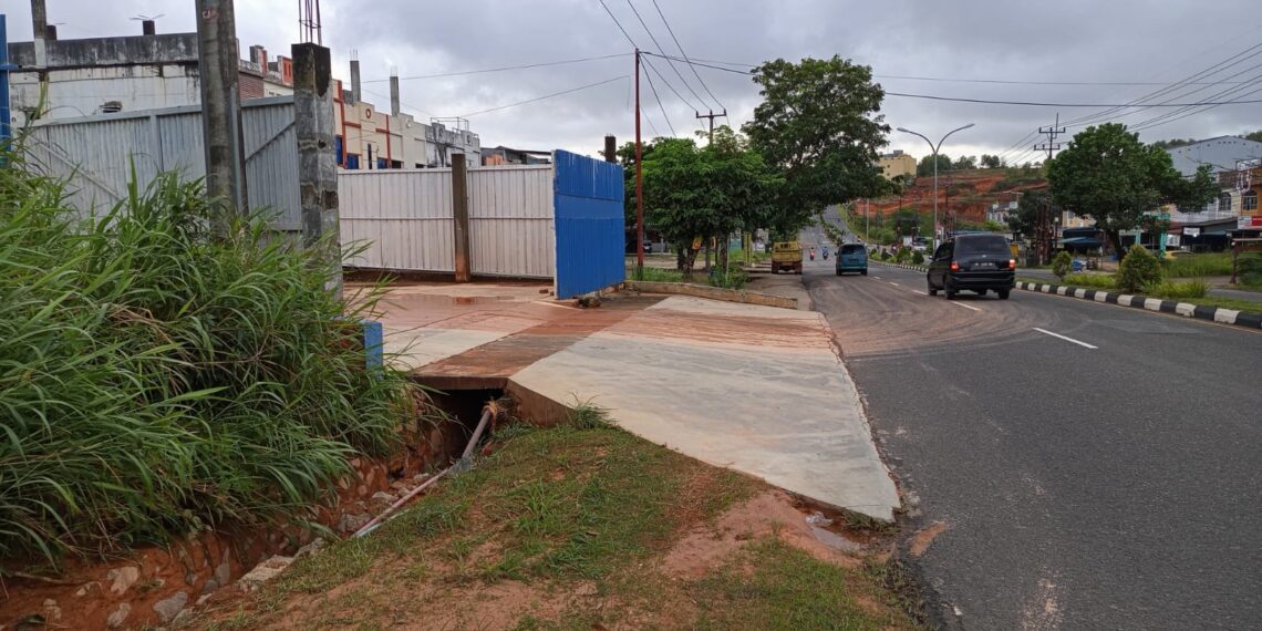 Jalur Alternatif Pabrik Teh Prendjak Diduga Tutup Drainase, Warga Kilometer 8 Atas Keluhkan Banjir