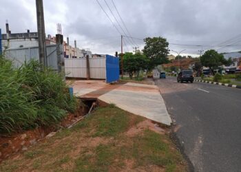 Jalur Alternatif Pabrik Teh Prendjak Diduga Tutup Drainase, Warga Kilometer 8 Atas Keluhkan Banjir