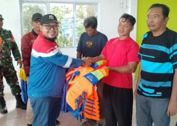 Peduli Keselamatan Pesisir, Fuel Terminal Natuna Serahkan 48 Life Jacket ke Warga Desa Sabang Mawang Barat