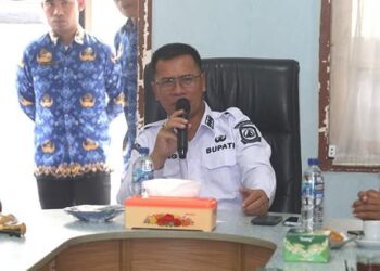 Bupati Anambas, Aneng saat memimpin rapat koordinasi guna memastikan ketersediaan bahan pokok menjelang potensi cuaca ekstrem serta perayaan Natal dan Tahun Baru