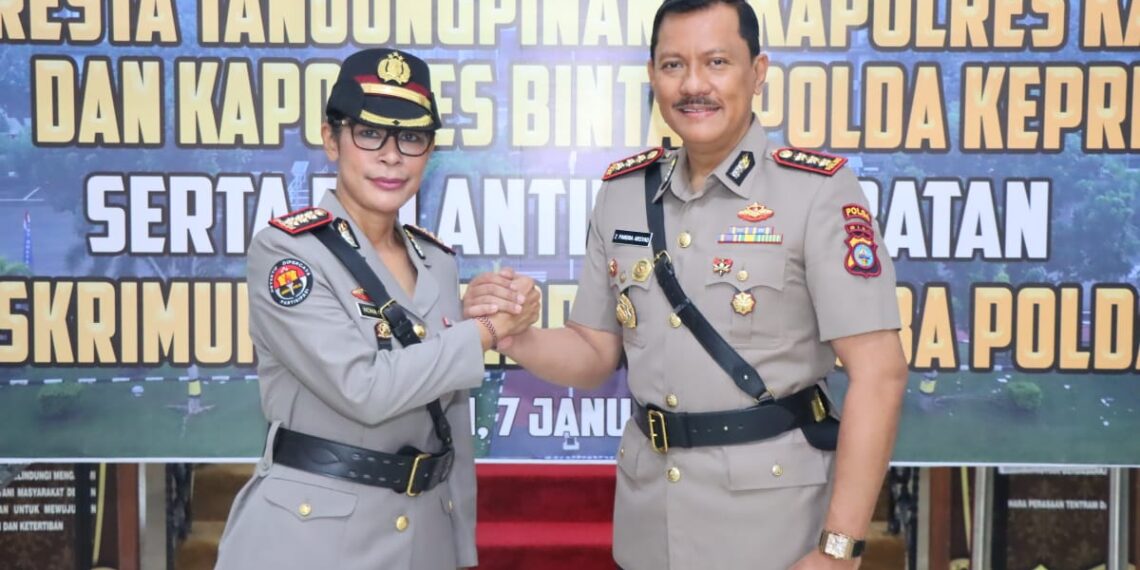 Serah terima jabatan Kabidhumas Polda Kepri dari Kombes. Pol. Zahwani Pandra Arsyad, S.H., M.Si., kepada Kombes. Pol. Dr. Nona Pricillia Ohei, S.I.K., S.H., M.H