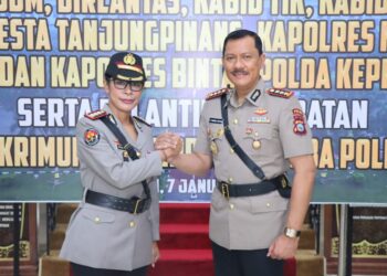 Serah terima jabatan Kabidhumas Polda Kepri dari Kombes. Pol. Zahwani Pandra Arsyad, S.H., M.Si., kepada Kombes. Pol. Dr. Nona Pricillia Ohei, S.I.K., S.H., M.H