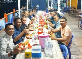 Kajari Anambas Budhi Purwanto bersama Kepala Desa SE Pulau Jemaja saat makan malam di RM. Wisma Mintarti
