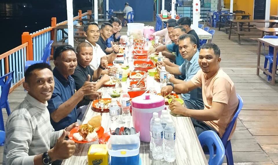Kajari Anambas Budhi Purwanto bersama Kepala Desa SE Pulau Jemaja saat makan malam di RM. Wisma Mintarti
