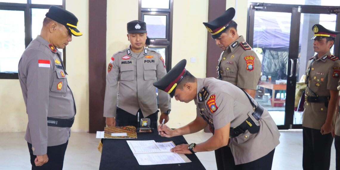 Wakapolres Natuna, KOMPOL Paten Tarigan, S.H., saat memimpin sertijab 3 polsek di lingkungan Polres Natuna Polda Kepri