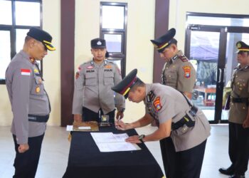 Wakapolres Natuna, KOMPOL Paten Tarigan, S.H., saat memimpin sertijab 3 polsek di lingkungan Polres Natuna Polda Kepri
