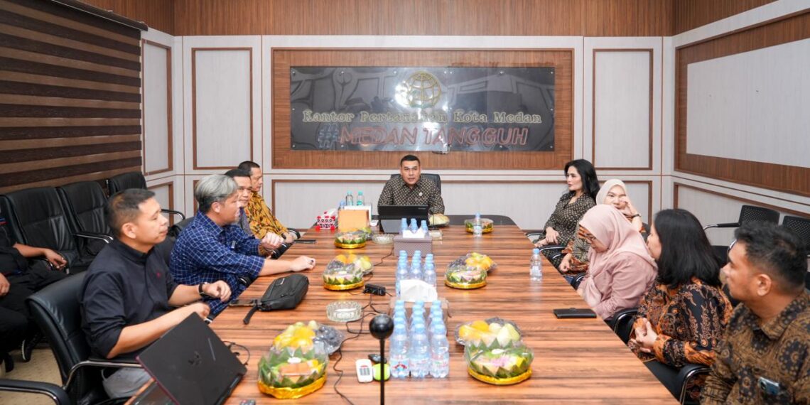 Kunjungi Dua Kantah di Sumut, Wamen Ossy _Monitoring_ Kesiapan WBBM hingga Serahkan Sertipikat kepada Masyarakat