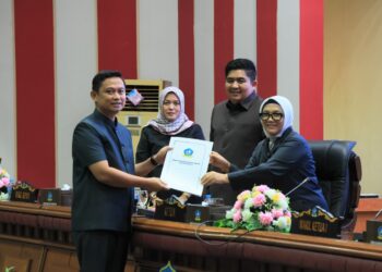 Bupati dan Wakil Bupati Bintan Hadiri Paripurna Pengesahan Ranperda Bintan Karya Bahari