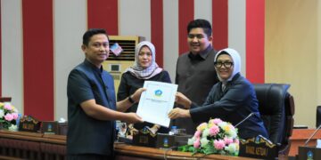 Bupati dan Wakil Bupati Bintan Hadiri Paripurna Pengesahan Ranperda Bintan Karya Bahari