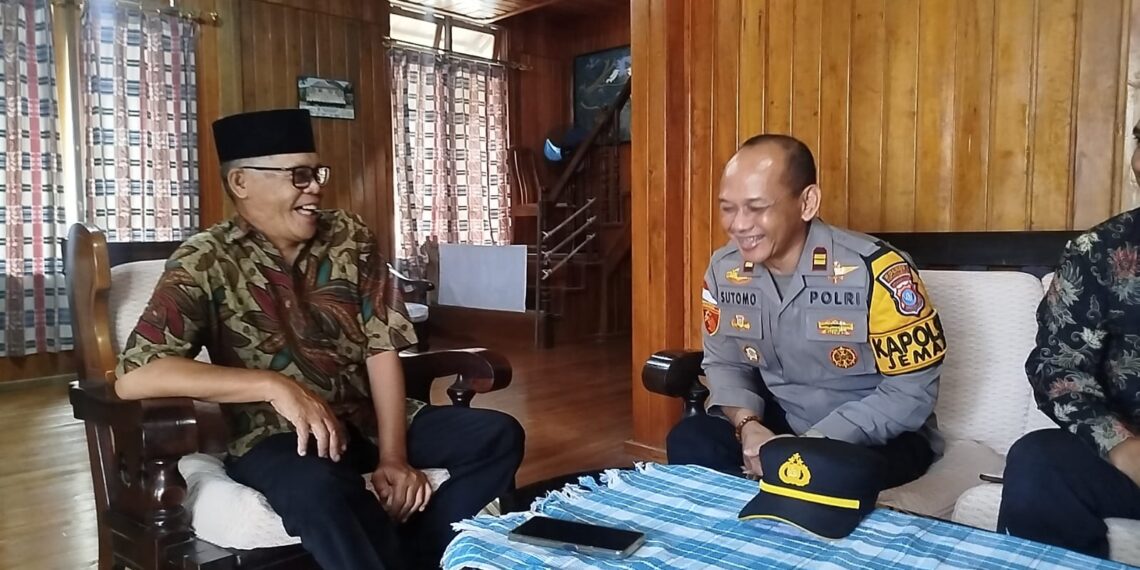 Kapolsek Iptu Sutomo saat berkunjung kediaman Ketua LAM Jemaja