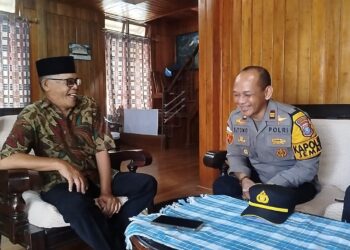 Kapolsek Iptu Sutomo saat berkunjung kediaman Ketua LAM Jemaja